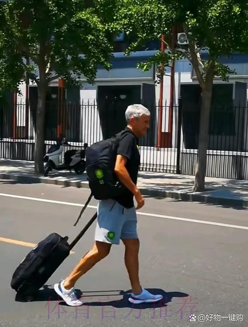 记者:安帅赛后通常会与主裁握手 但他今天没这样做 记者:安帅赛后通常会与主裁握手 但他今天没这样做